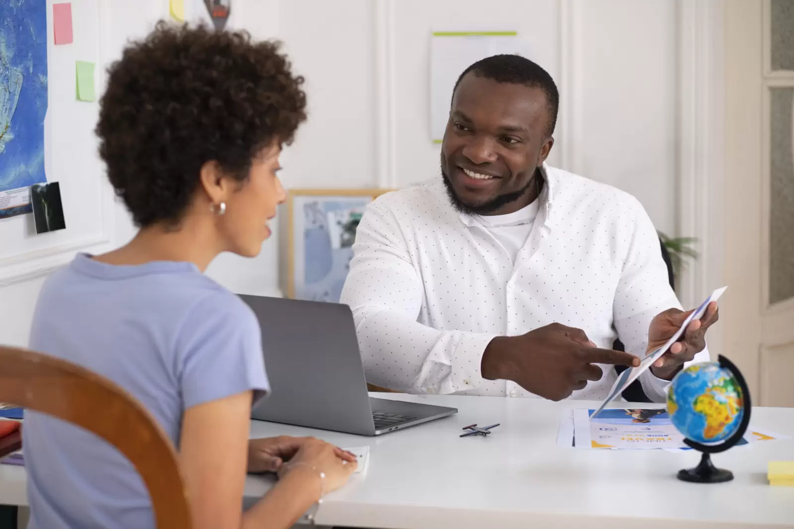 Conseiller voyage accompagnant une cliente pour construire son projet