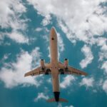 Avion So & Douj Travel décollant au coucher du soleil, Vous emmener plus loin